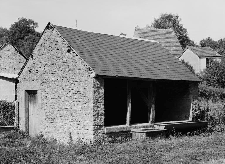 Vue d'ensemble de trois quarts gauche.