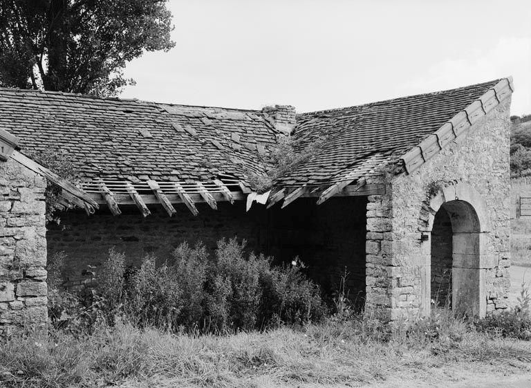Vue d'ensemble du lavoir, de plan en U.