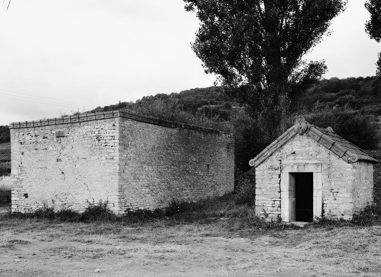 Vue d'ensemble, avec à droite l'édicule de captation.