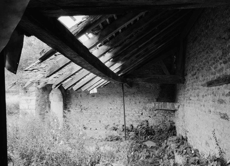 Vue de l'intérieur du lavoir.