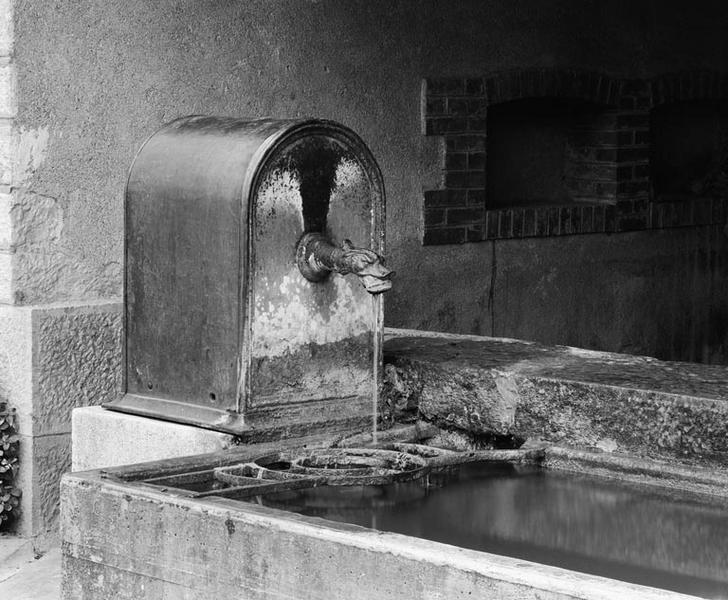 Détail de la borne-fontaine.