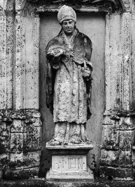 Vue du saint, de face.