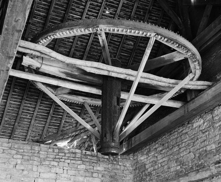 Détail de la roue servant à malaxer la terre glaise.