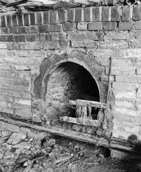 Détail du four : bouche d'enfournement du bois.