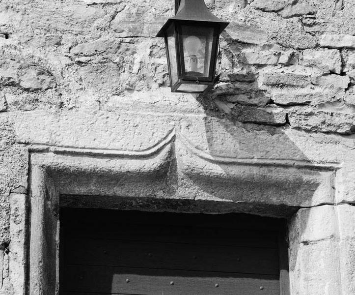 Détail du linteau de la porte d'entrée.