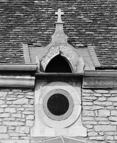 Détail de l'oeil-de-boeuf situé à l'aplomb de la porte.