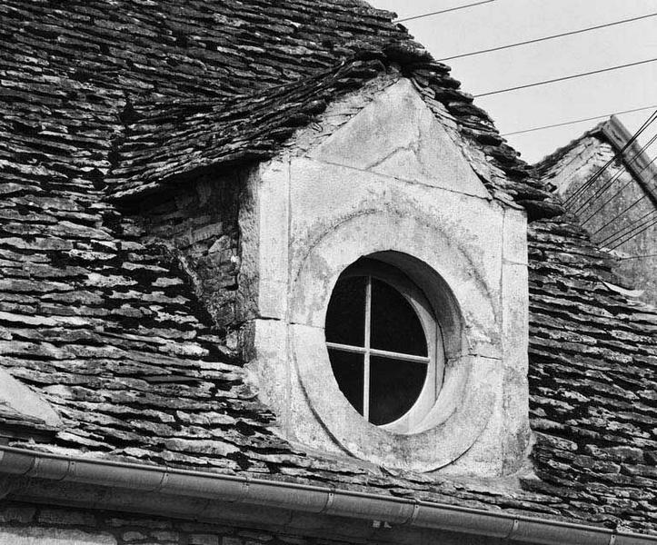 Détail de la lucarne droite, de trois quarts.