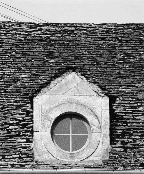 Détail de la lucarne droite, de face.