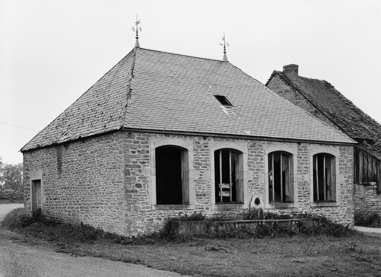 Vue d'ensemble de trois quarts.