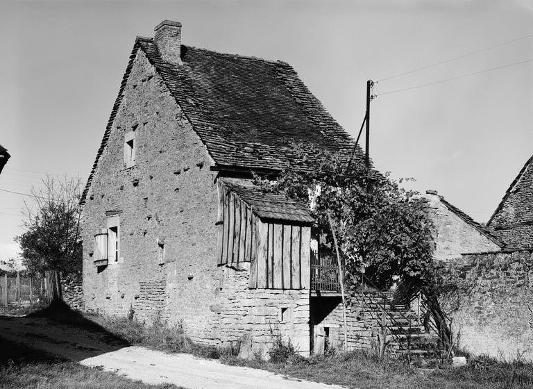 Vue d'ensemble d'une maison (parcelle 99 sur le plan cadastral de 1988, section AB).