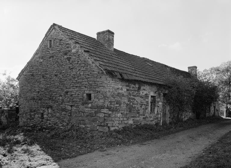 Vue d'ensemble de trois quarts gauche d'une maison (parcelle 132 sur le plan cadastral de 1988, section AB).