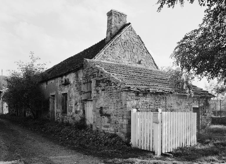 Vue d'ensemble de trois quarts droit d'une maison (parcelle 132 sur le plan cadastral de 1988, section AB).