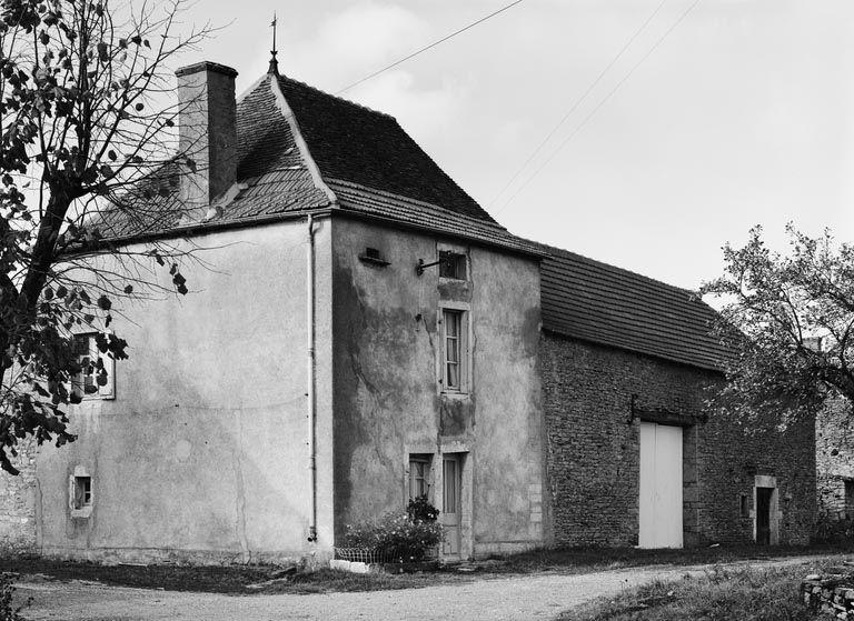 Vue d'ensemble d'une maison (parcelle 166 sur le plan cadastral de 1988, section AB).