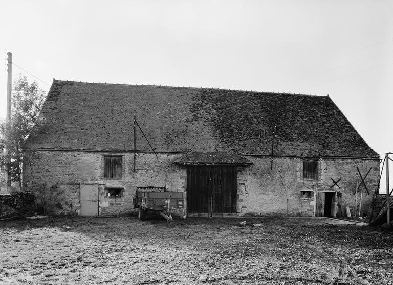 Vue d'ensemble d'une ferme (parcelle 19 sur le plan cadastral de 1988, section AB).