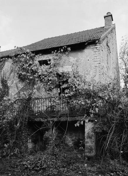 Vue d'ensemble d'une maison (parcelle 192 sur le plan cadastral de 1988, section AB).