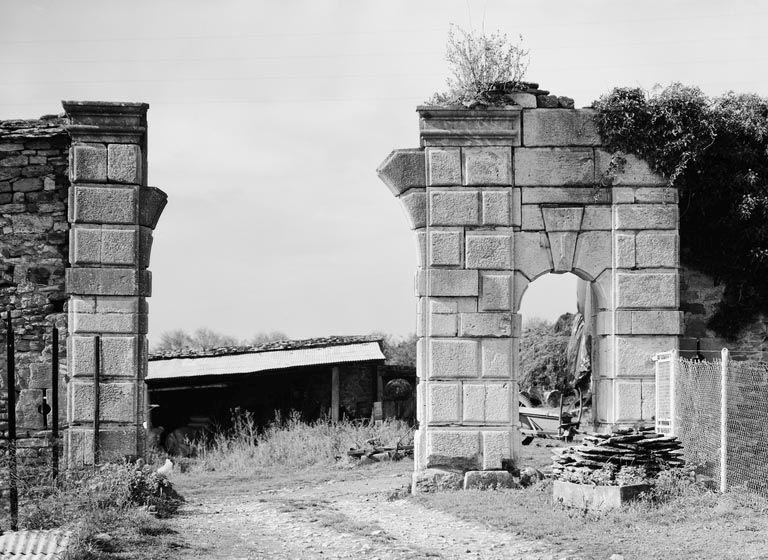 Portail : vue de la porte charretière et de la porte piétionne.