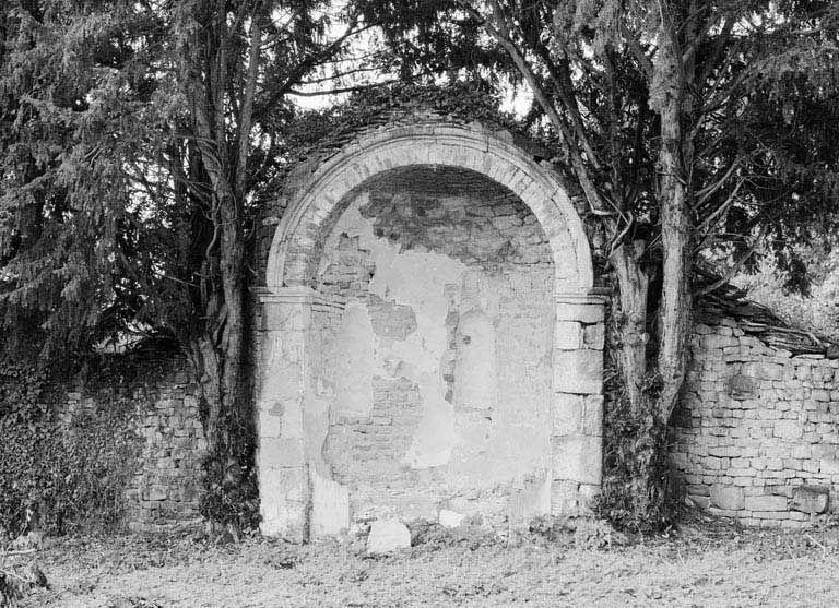 Edicule, au fond du jardin.