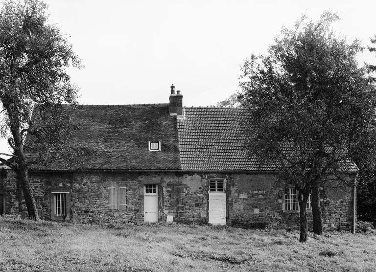 Vue d'ensemble, façade postérieure.