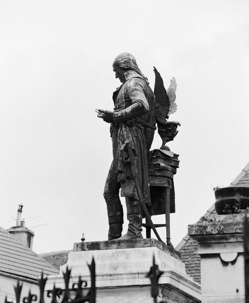 Vue de 3/4 dos de la statue.