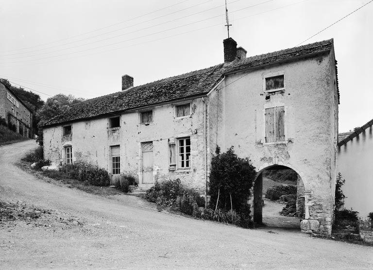 Vue d'ensemble, de trois quarts droit.