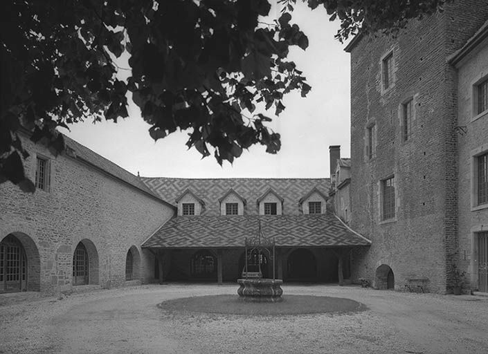 Vue d'ensemble de la cour.