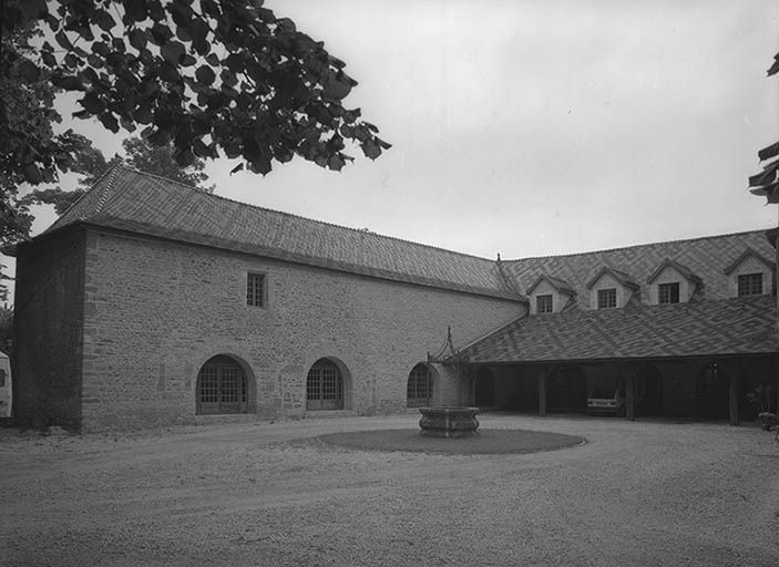 Aile gauche : élévation sur cour.