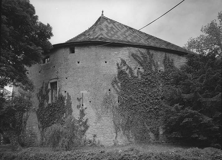 Bâtiment sud et aile gauche : élévations sur fossés.