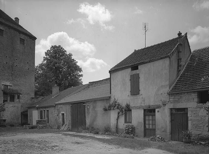 Corps de bâtiment bordant la cour à droite.