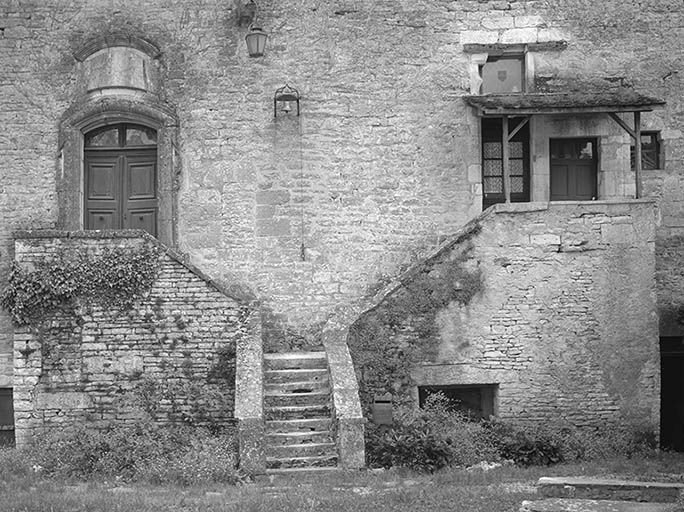 Façade antérieure : escalier desservant l'étage d'habitation.