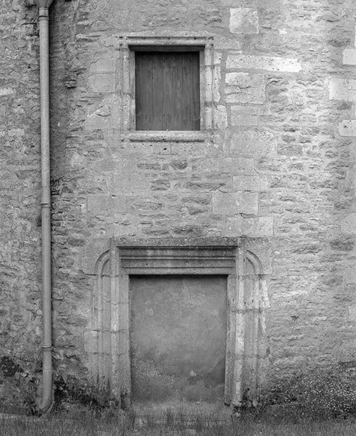 Porte et fenêtre de la tourelle d'escalier.