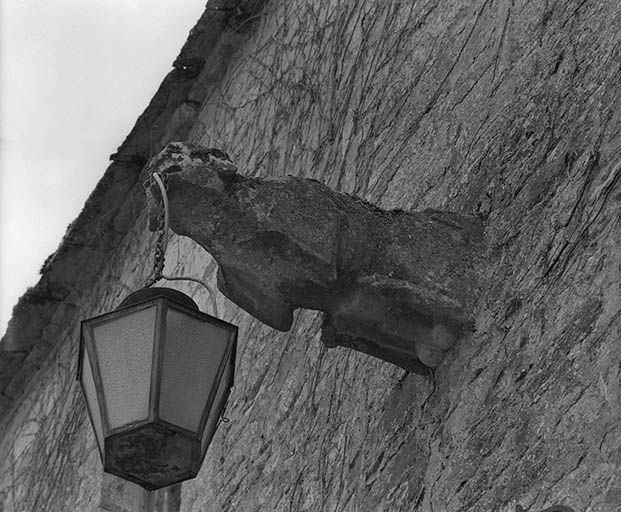 Ancienne gargouille de la façade antérieure du corps de logis.