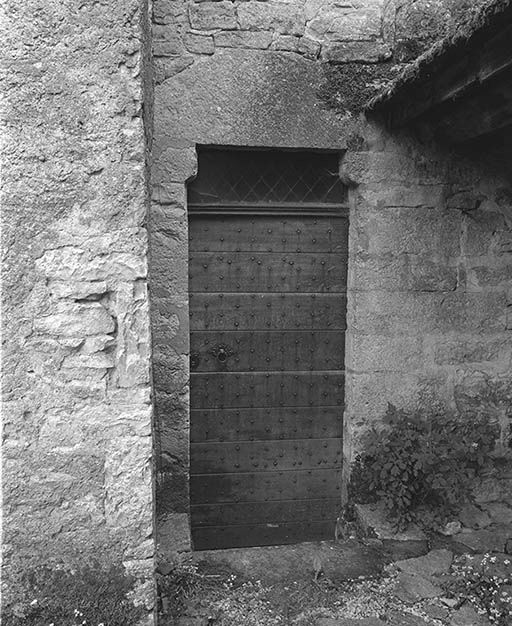 Face antérieure de la tour : porte d'entrée de la salle basse.