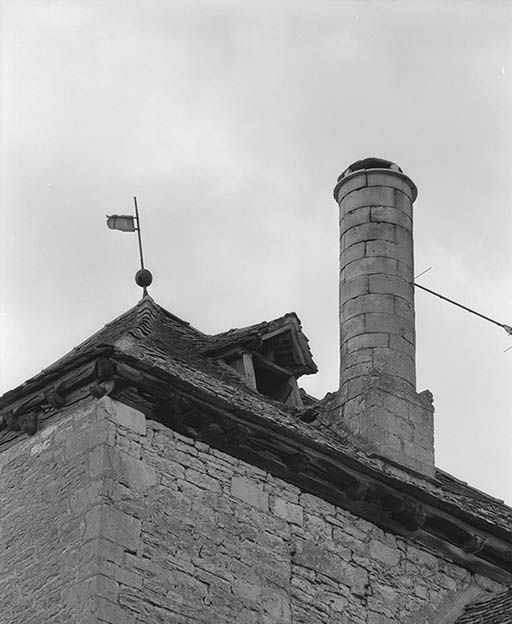 Souche de cheminée sur la tour (versant gauche).