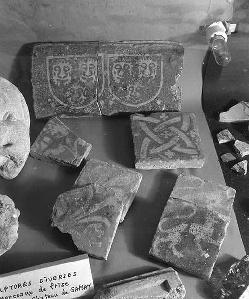 Fragments de carreaux de terre cuite vernissée.