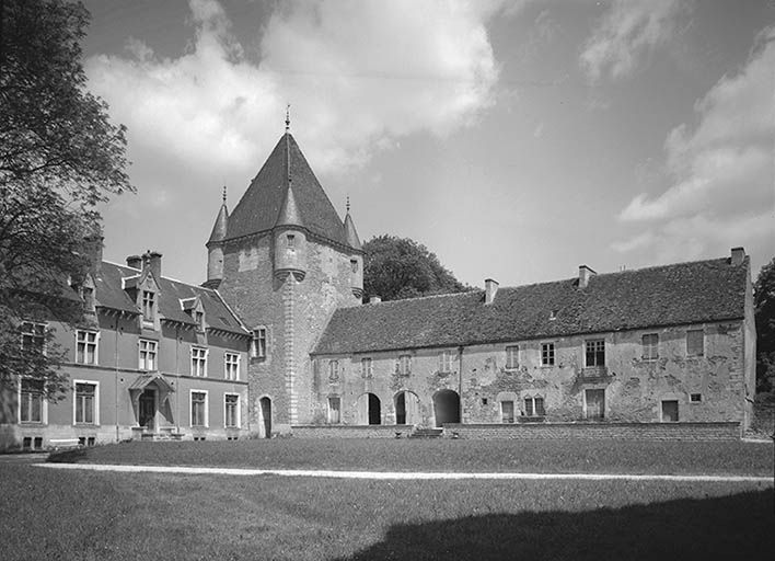 Vue d'ensemble du logis, du donjon et de l'aile Est.