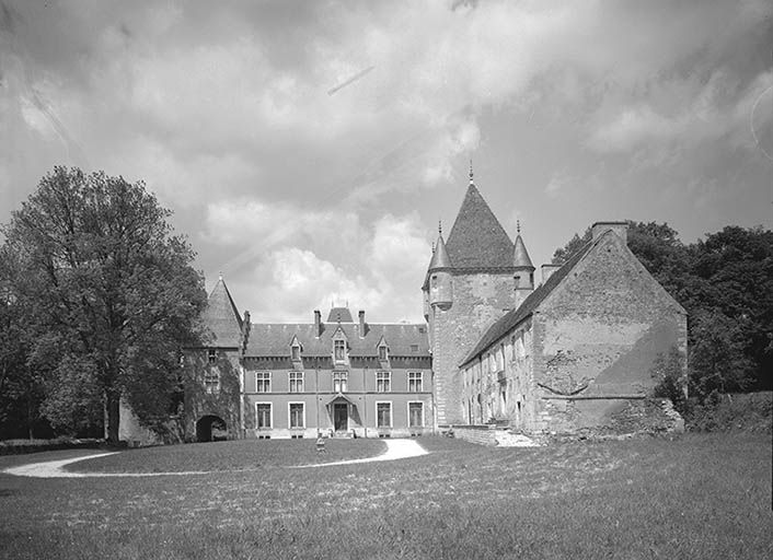 Vue d'ensemble de la cour intérieure.