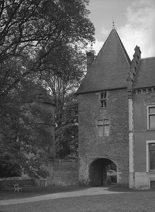 Tour-porche : façade sur cour.