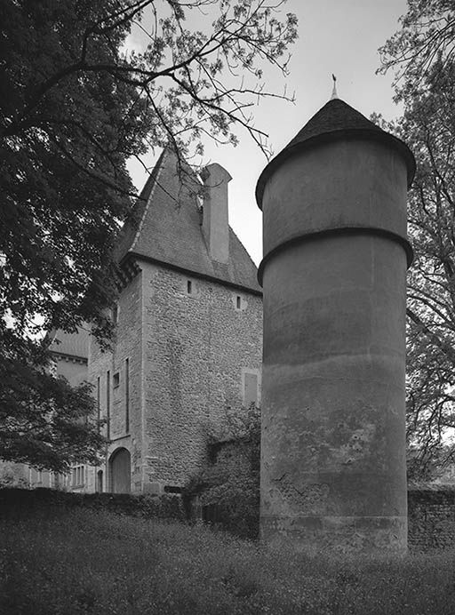 Tour-porche et tour nord-ouest.