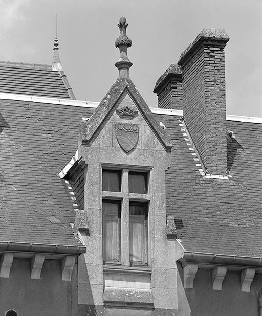 Détail de la lucarne centrale du corps de logis.