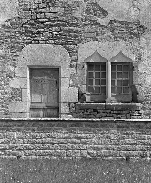 Détail de la porte et des 2 fenêtres situées au centre da la façade antérieure de l'aile est.