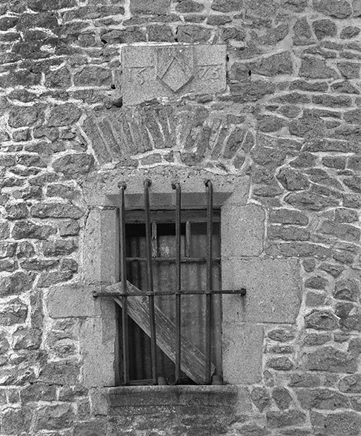 Détail d'une fenêtre et du blason daté 1576, tour sud-est.