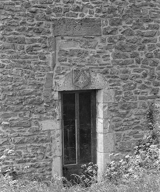 Détail de la porte avec blason et date de 1587, sur la tour nord-est, façade sur jardin.