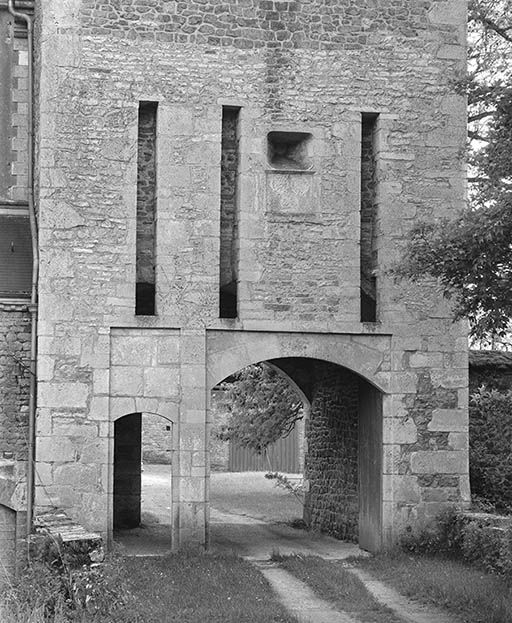 Façade de la tour-porche : détail des portes et des rainures des ponts-levis.