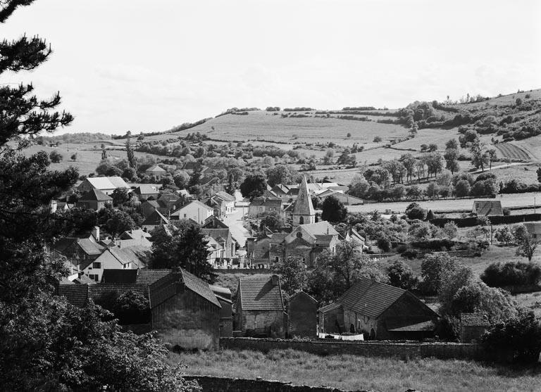 Vue de l'église et de son environnement, prise du nord.