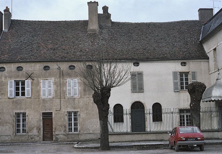 Immeuble en retrait sur la rue, avant travaux. Les ouvertures en plein-cintre de la chapelle n'existent plus.