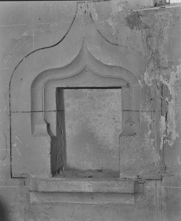 Détail : lavabo de la chapelle droite.