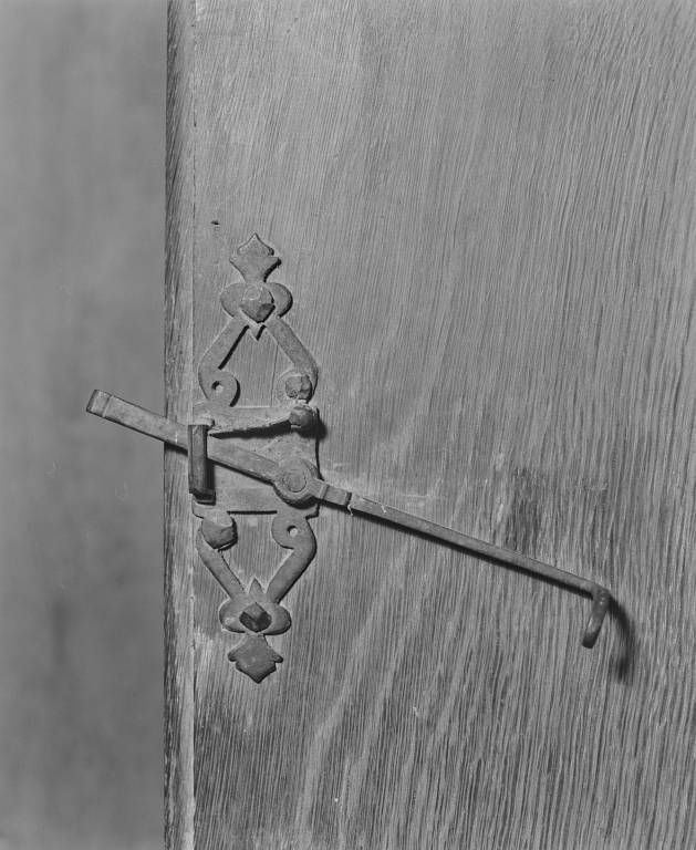 Loquet de la porte du guichet droit.