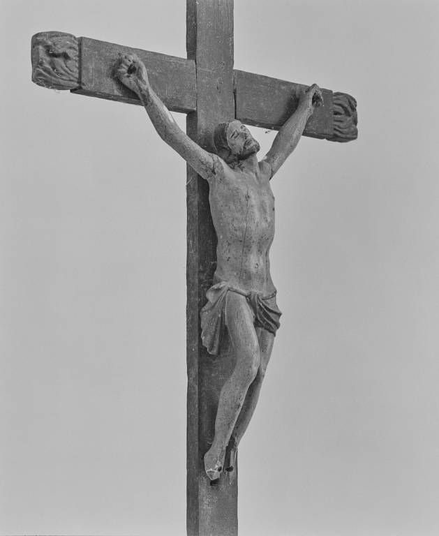 Christ en croix : trois-quarts droit.