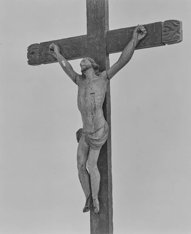 Christ en croix : trois-quarts gauche.