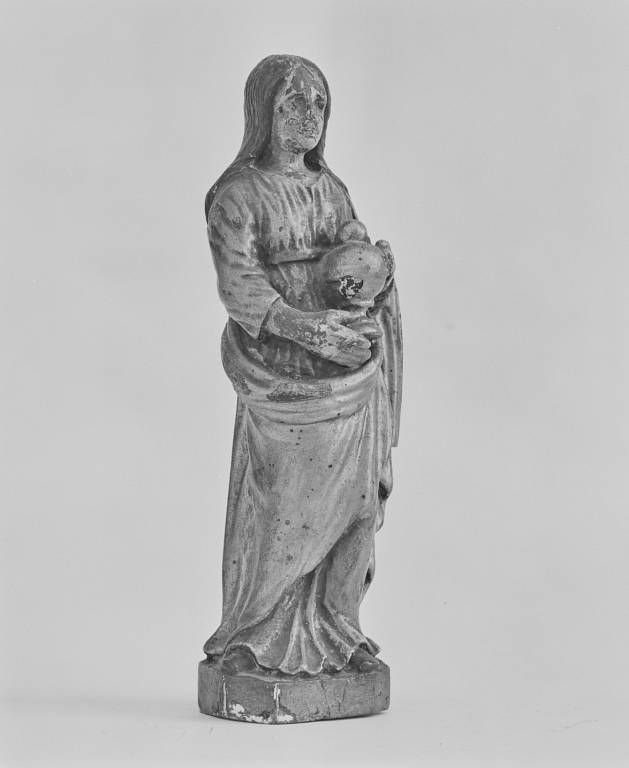 Détail de la statuette : trois-quarts droit.